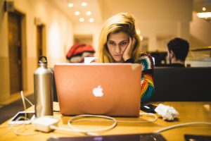 mujer estudiando ante el ordenador