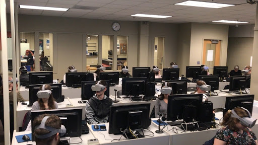 students fill computer lab in classroom with virtual reality workstations